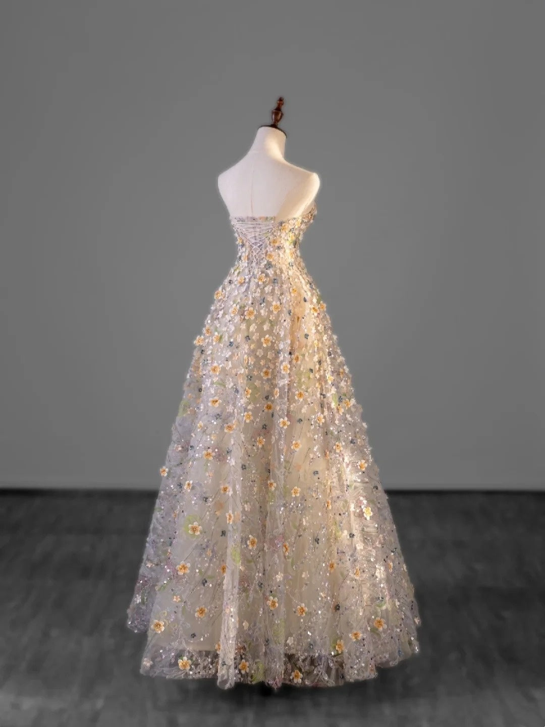 Robe de bal sobre en tulle champagne à bustier cœur fleuri, idéale pour les études supérieures ou les remises de diplômes (N1215).