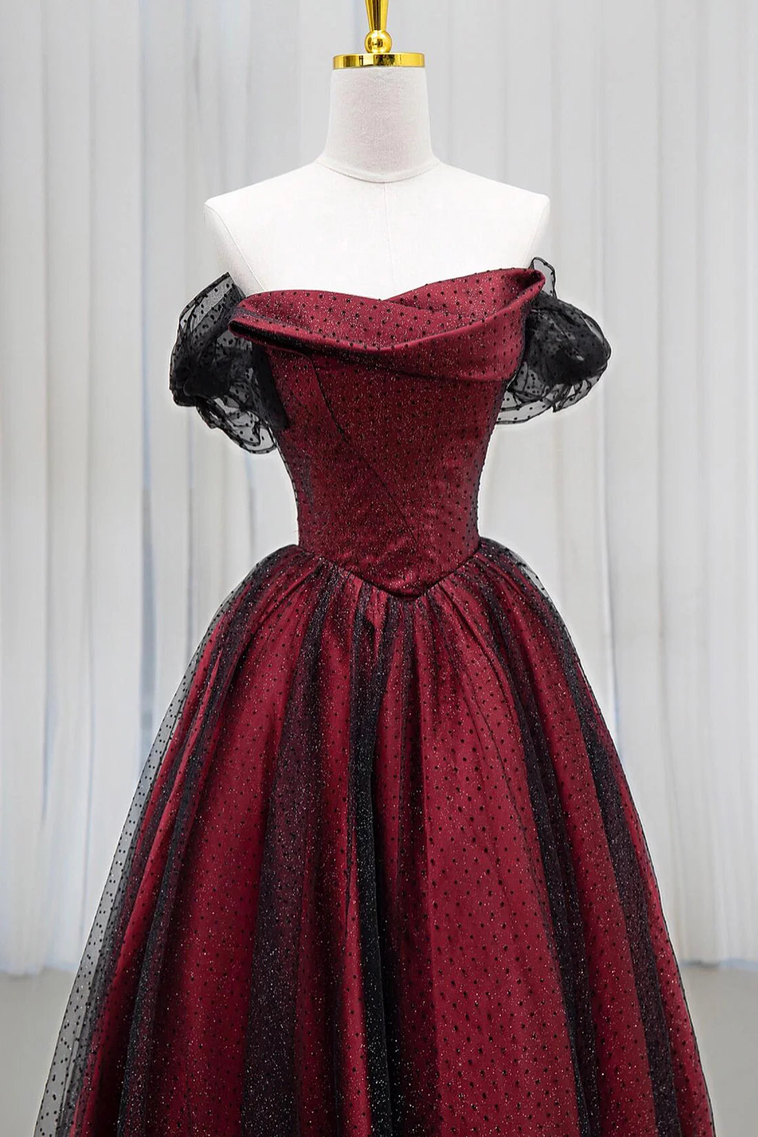 Schwarzes und rotes Tüll-Abendkleid, langes A-Linien-Kleid mit schulterfreiem Schnitt, auch als Hochzeits- oder Partykleid geeignet, Geburtstagskleid AB916