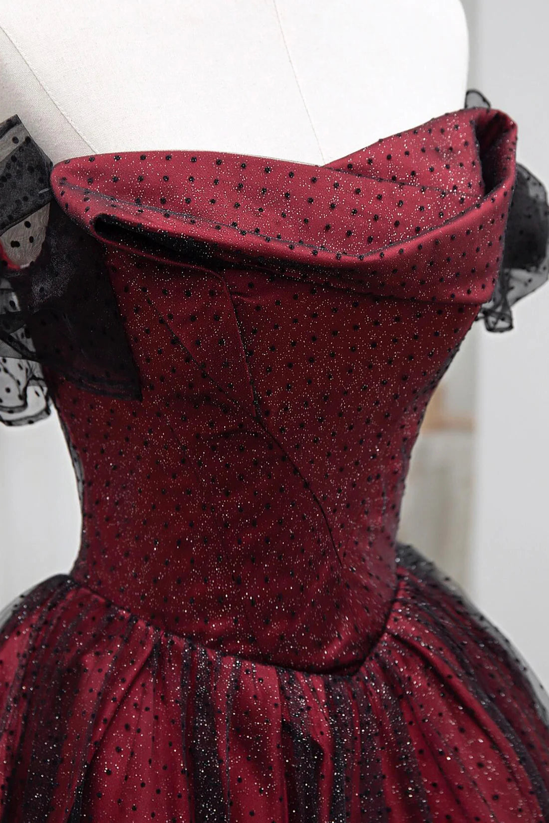 Schwarzes und rotes Tüll-Abendkleid, langes A-Linien-Kleid mit schulterfreiem Schnitt, auch als Hochzeits- oder Partykleid geeignet, Geburtstagskleid AB916