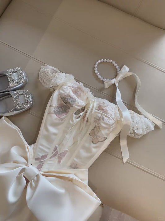 Elegantes, schulterfreies, figurbetontes, kurzes Abendkleid aus weißem Satin mit Schleife RF0927