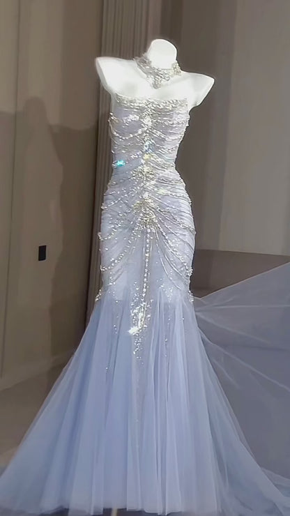 Robe de bal longue sirène bleue à épaules dénudées ornée de perles argentées AB1683