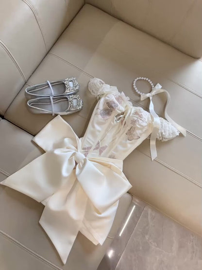 Elegantes, schulterfreies, figurbetontes, kurzes Abendkleid aus weißem Satin mit Schleife RF0927