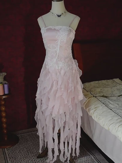 Robe de bal vintage années 80, coupe trapèze, bretelles spaghetti, bleue à volants superposés. Inspiration robe de soirée rétro pour un 21e anniversaire (AB2374)