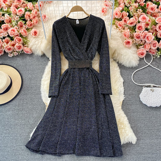 Elegantes Langarmkleid mit V-Ausschnitt, modisches Kleid RF0373