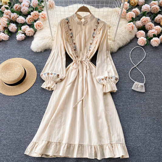 Süßes A-Linien-Kleid mit Stickerei und langen Ärmeln RF0355