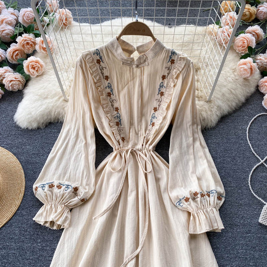 Süßes A-Linien-Kleid mit Stickerei und langen Ärmeln RF0355