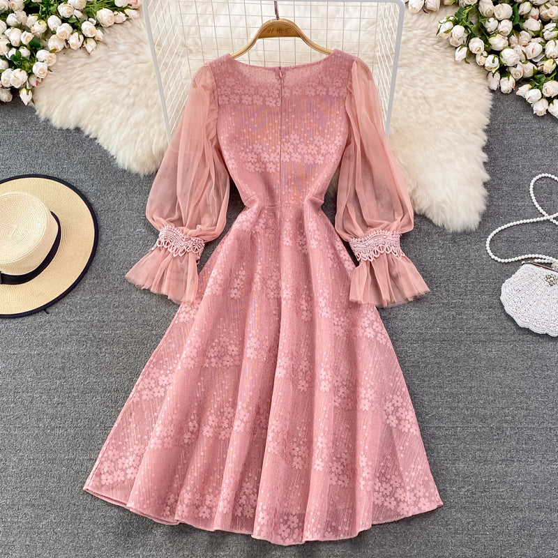 Jolie robe trapèze en dentelle et perles RF0223