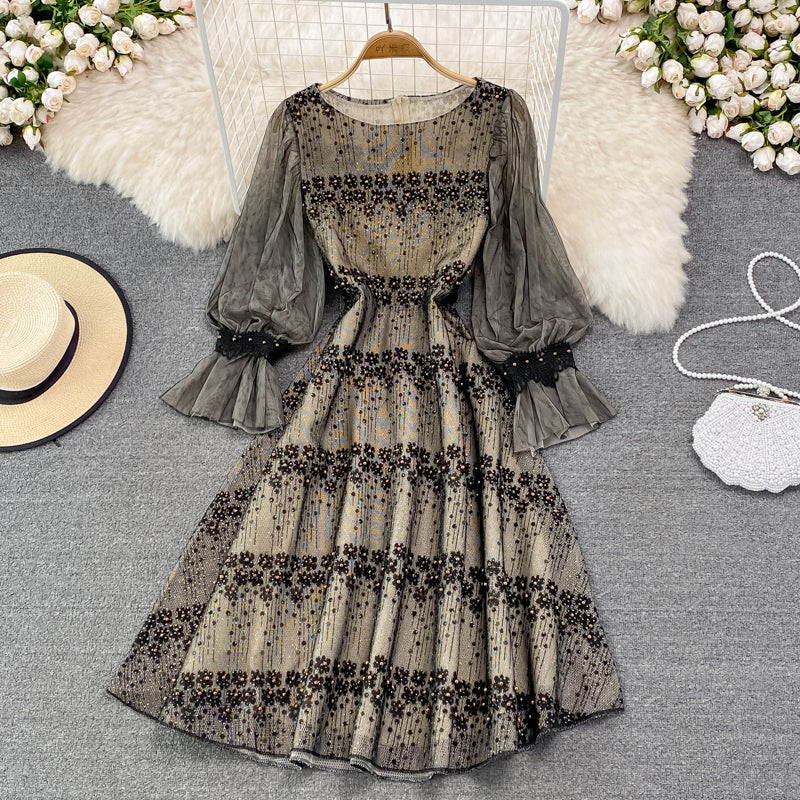 Jolie robe trapèze en dentelle et perles RF0223