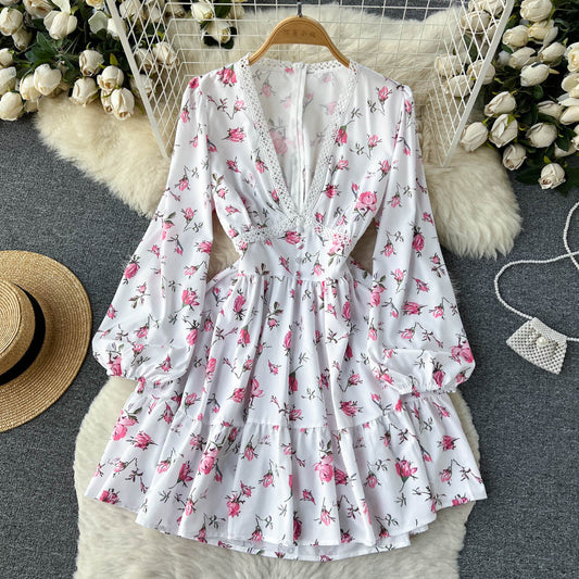 Weißes Langarmkleid mit V-Ausschnitt und Blumenmuster RF0009