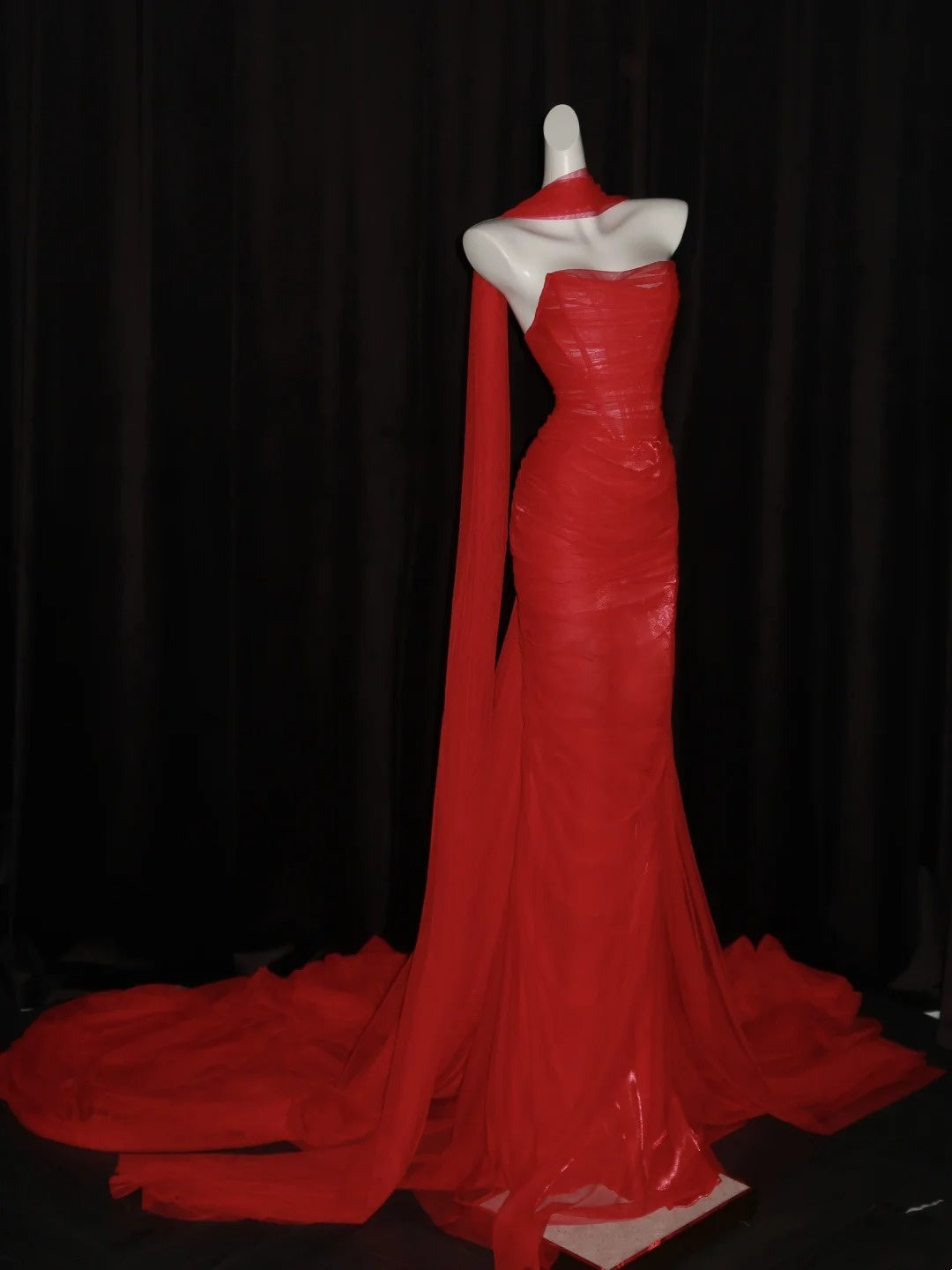 Robe de bal longue sirène en tulle rouge à décolleté cœur et foulard, inspiration robe de soirée, robe de princesse pour remise de diplôme N1087