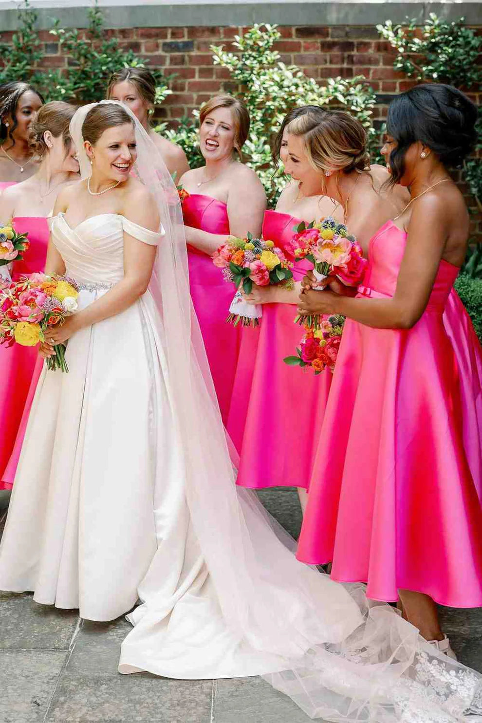 Teelanges, trägerloses A-Linien-Brautjungfernkleid in Neonpink – RF0447