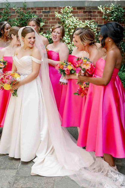 Teelanges, trägerloses A-Linien-Brautjungfernkleid in Neonpink – RF0447