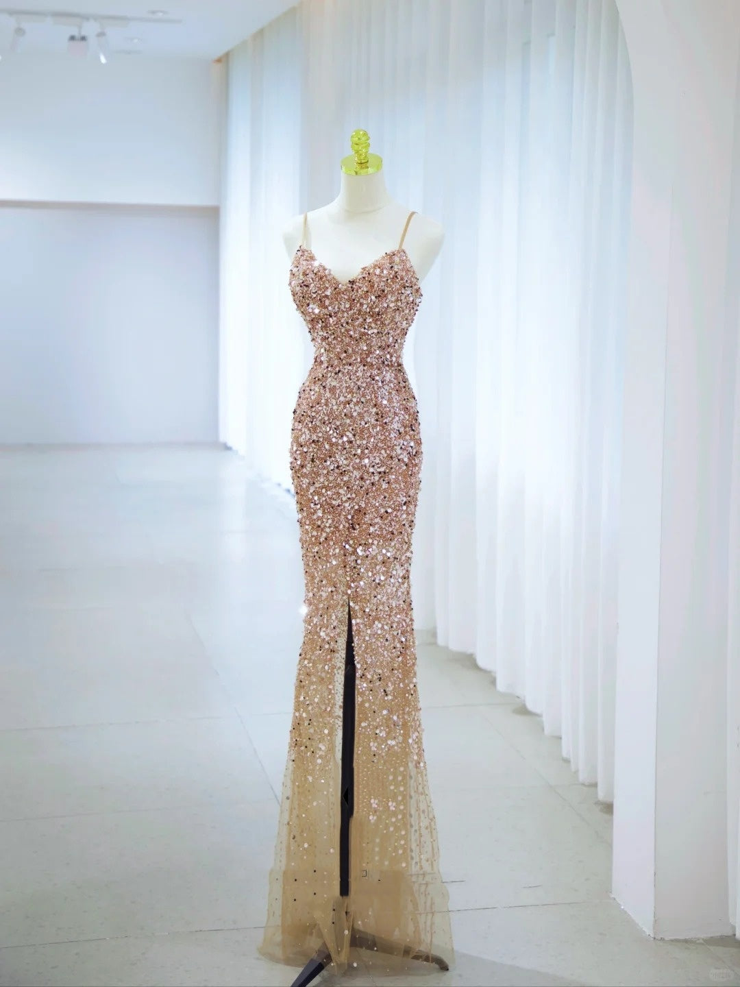 Romantisches Meerjungfrauen-Spaghettiträger-Kleid mit goldenen Pailletten, Schlitz, formelles Kleid, langes Ballkleid N2850