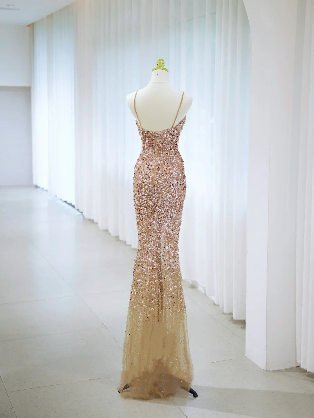 Romantisches Meerjungfrauen-Spaghettiträger-Kleid mit goldenen Pailletten, Schlitz, formelles Kleid, langes Ballkleid N2850