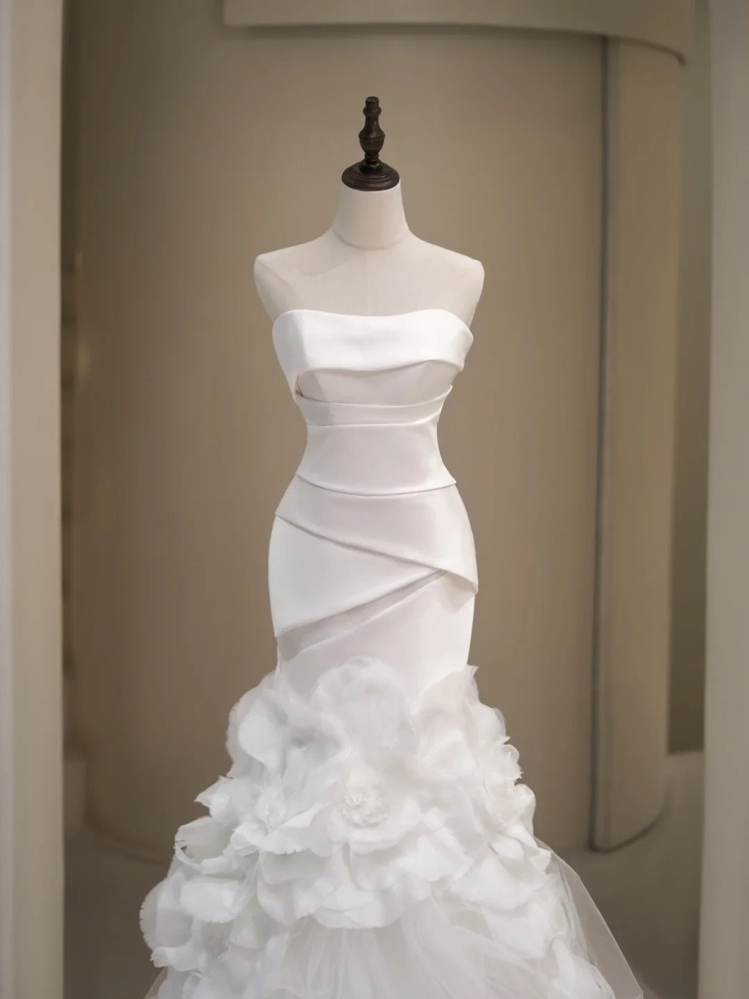 Robe de mariée sirène blanche sans manches, sans bretelles, plissée, coupe ajustée N229