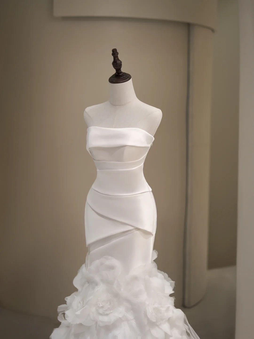 Robe de mariée sirène blanche sans manches, sans bretelles, plissée, coupe ajustée N229