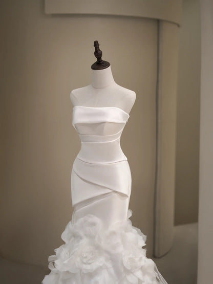 Robe de mariée sirène blanche sans manches, sans bretelles, plissée, coupe ajustée N229