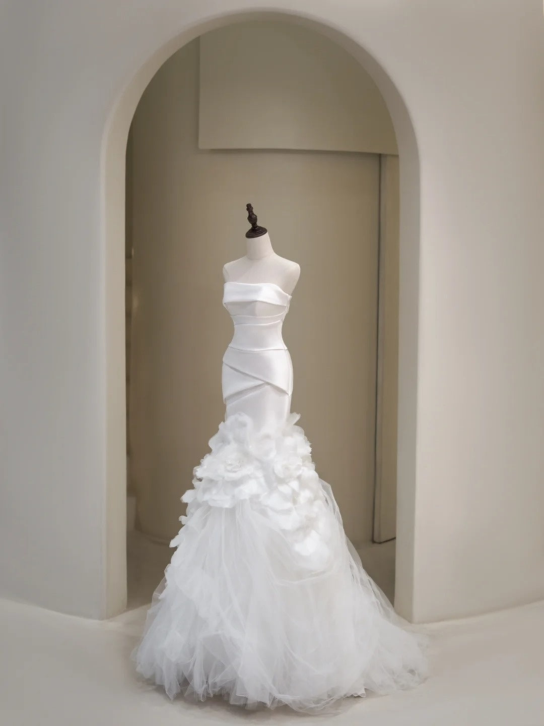 Robe de mariée sirène blanche sans manches, sans bretelles, plissée, coupe ajustée N229