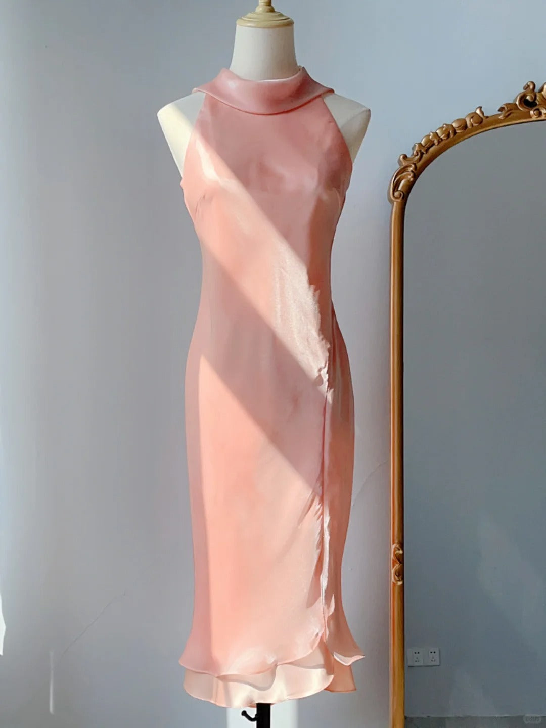 Vintage Abschlussballkleider Meerjungfrauenstil 90er Hoher Ausschnitt Rosa Mit Rüschen Ärmellos Knielang Abend Anlassmode RB4254