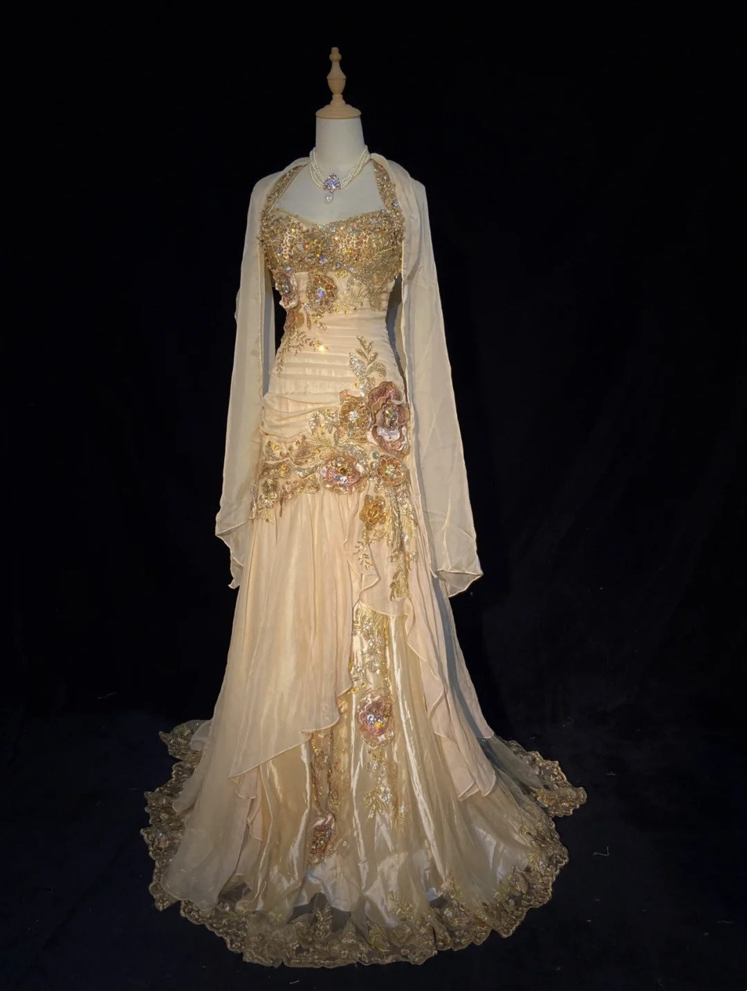 Inspiration Robes de bal vintage Sirène Halter Dorée Sans manches Années 80 Avec Appliques Robes de soirée N3371