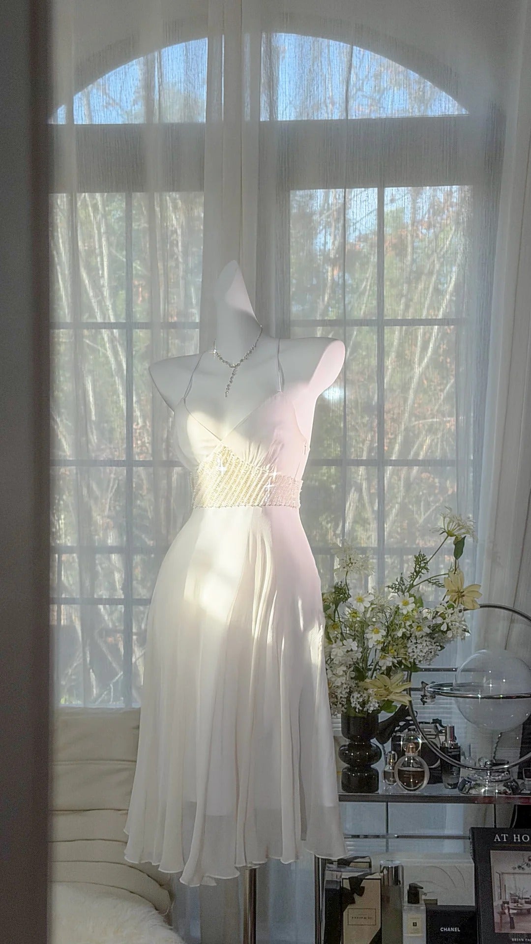 Idées de Robe Courte d'Anniversaire et Tenues de Rentrée Sexy en Chiffon Blanc avec Bretelles Fines et Col Américain pour Femmes N3526
