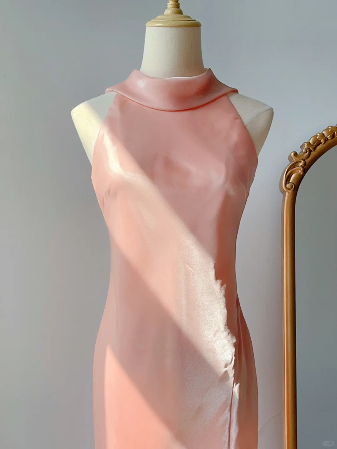 Vintage Abschlussballkleider Meerjungfrauenstil 90er Hoher Ausschnitt Rosa Mit Rüschen Ärmellos Knielang Abend Anlassmode RB4254