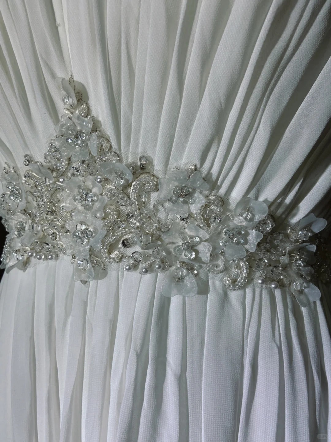 Romantisches A-Linien Brautkleid Chiffon Rundhals mit Perlen und Kristallen Weiß Langes Hochzeitskleid N3405