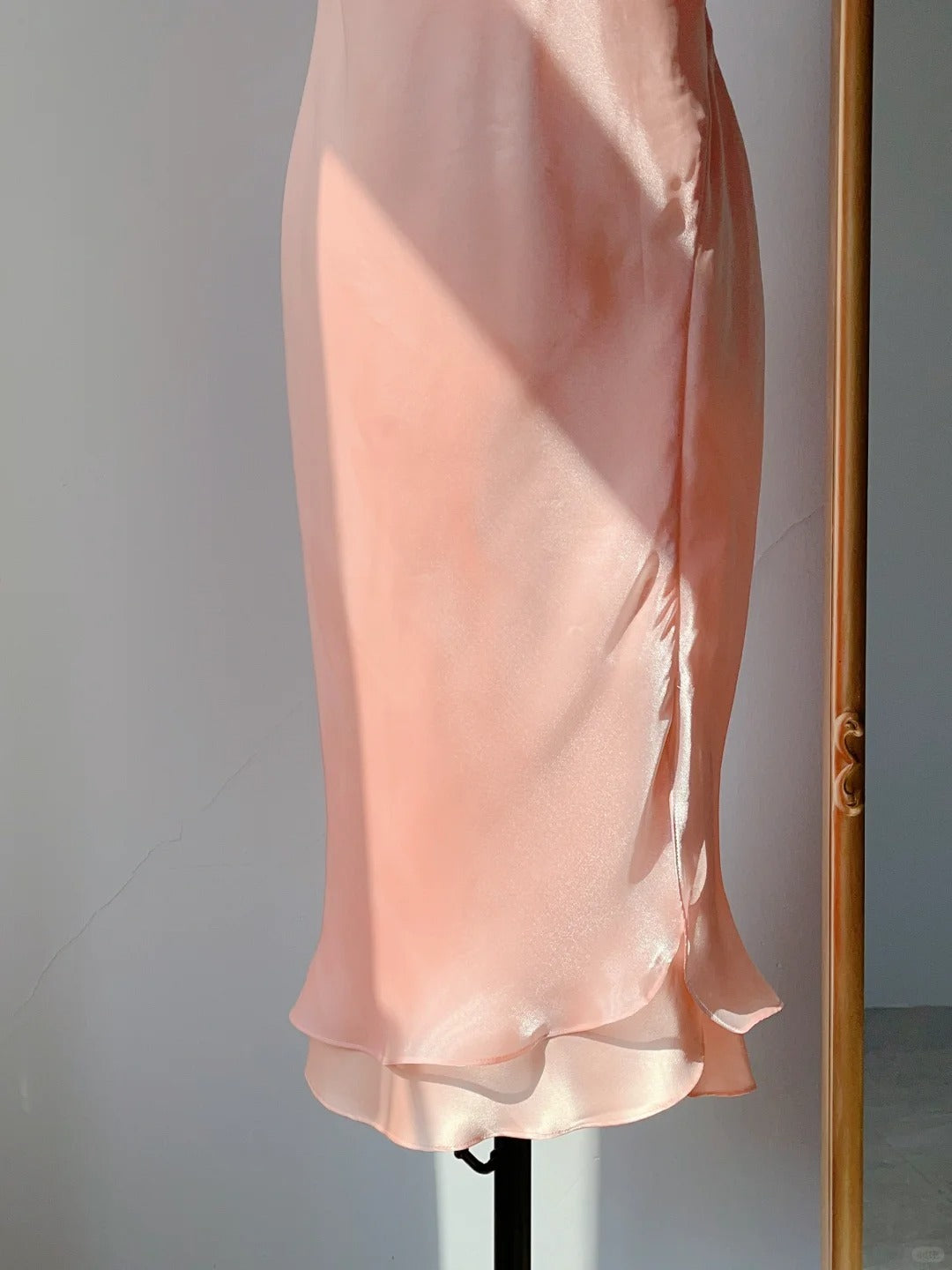 Vintage Abschlussballkleider Meerjungfrauenstil 90er Hoher Ausschnitt Rosa Mit Rüschen Ärmellos Knielang Abend Anlassmode RB4254