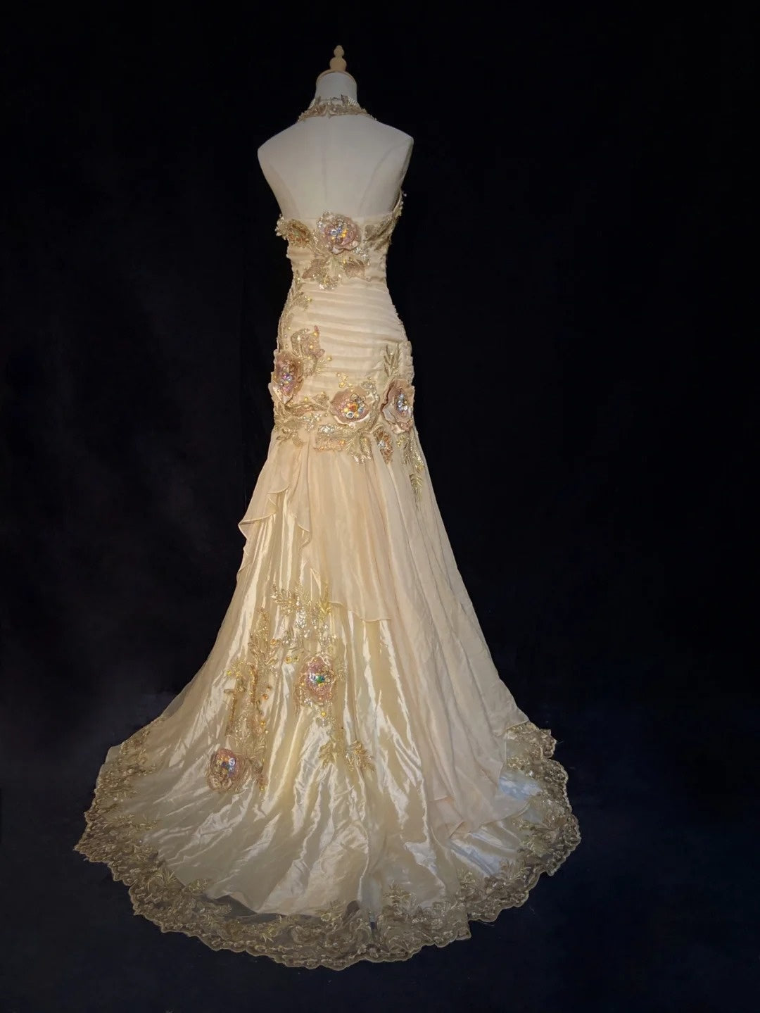 Inspiration Robes de bal vintage Sirène Halter Dorée Sans manches Années 80 Avec Appliques Robes de soirée N3371