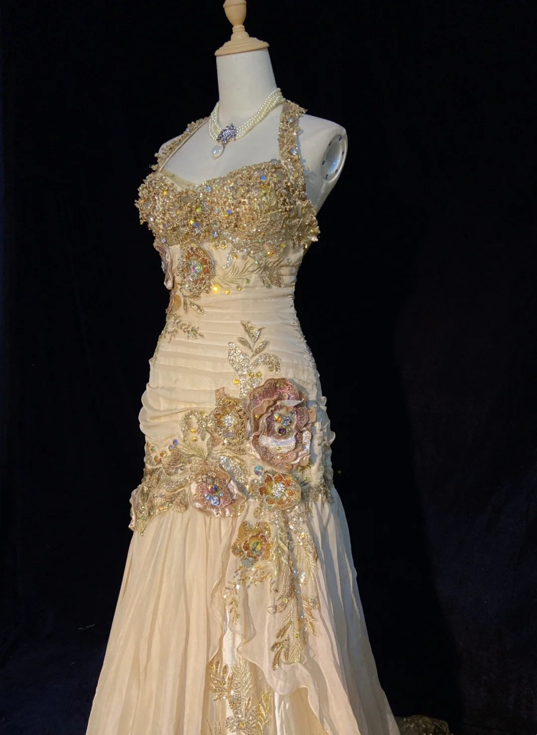 Inspiration Robes de bal vintage Sirène Halter Dorée Sans manches Années 80 Avec Appliques Robes de soirée N3371