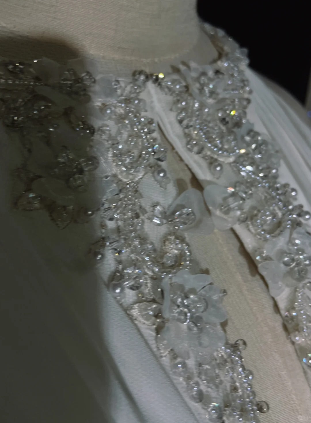 Romantisches A-Linien Brautkleid Chiffon Rundhals mit Perlen und Kristallen Weiß Langes Hochzeitskleid N3405