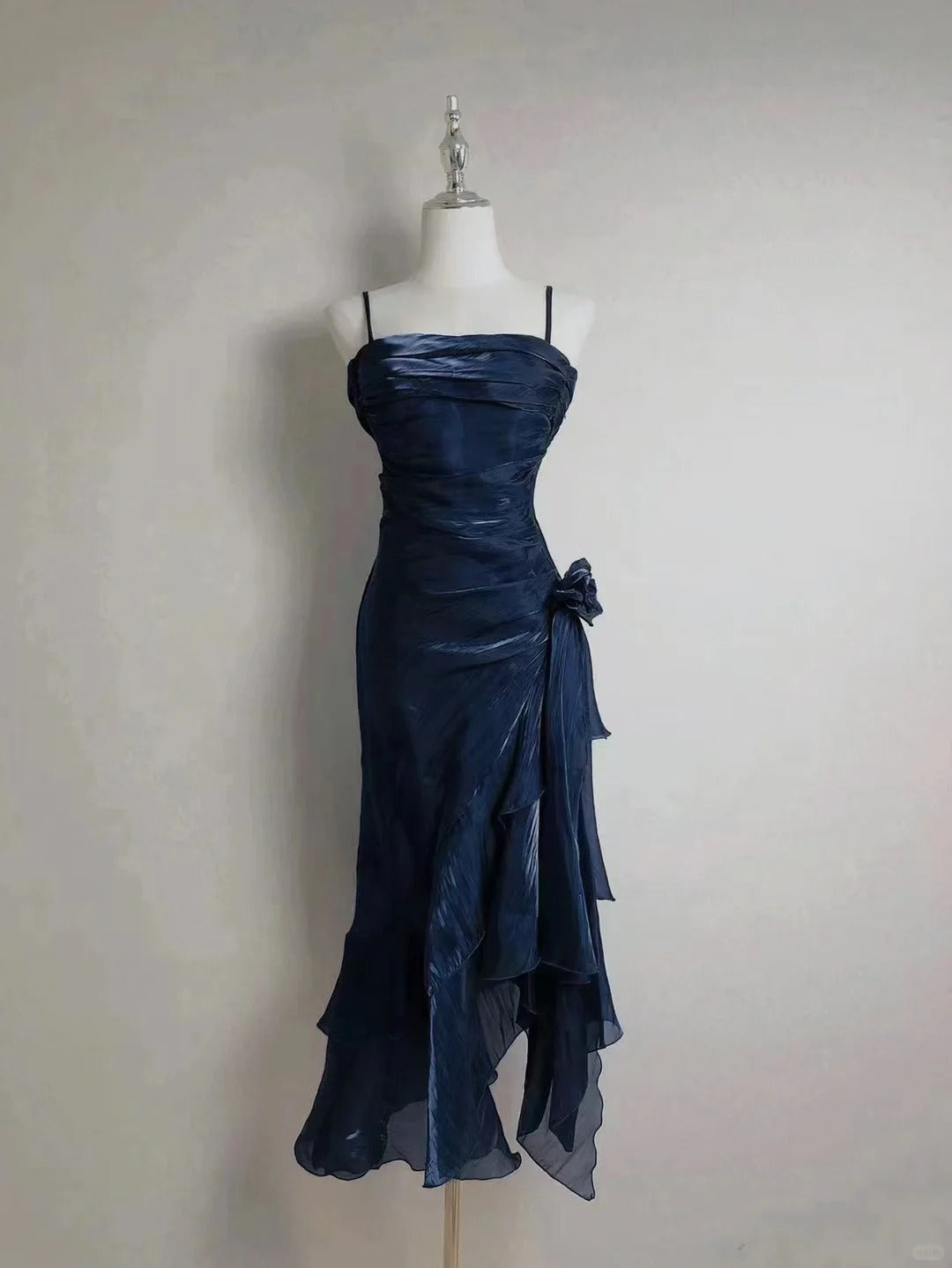 Robes de soirée modestes bleu marine à fines bretelles longueur thé, tenues d'événements printemps-été, robes d'invitées de mariage RB3214