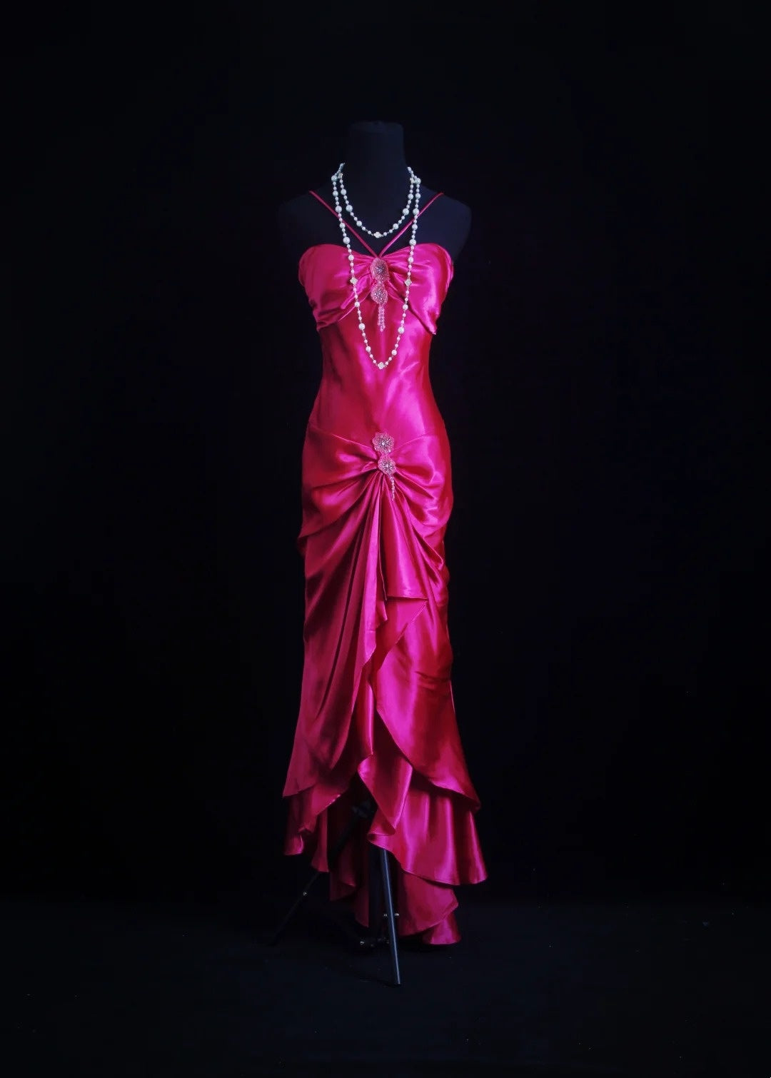 Vintage Abschlussballkleider 1950er Jahre Vokuhila Neckholder Fuchsia mit Perlen ärmellose Abendgarderobe Formelle Outfits RB4329