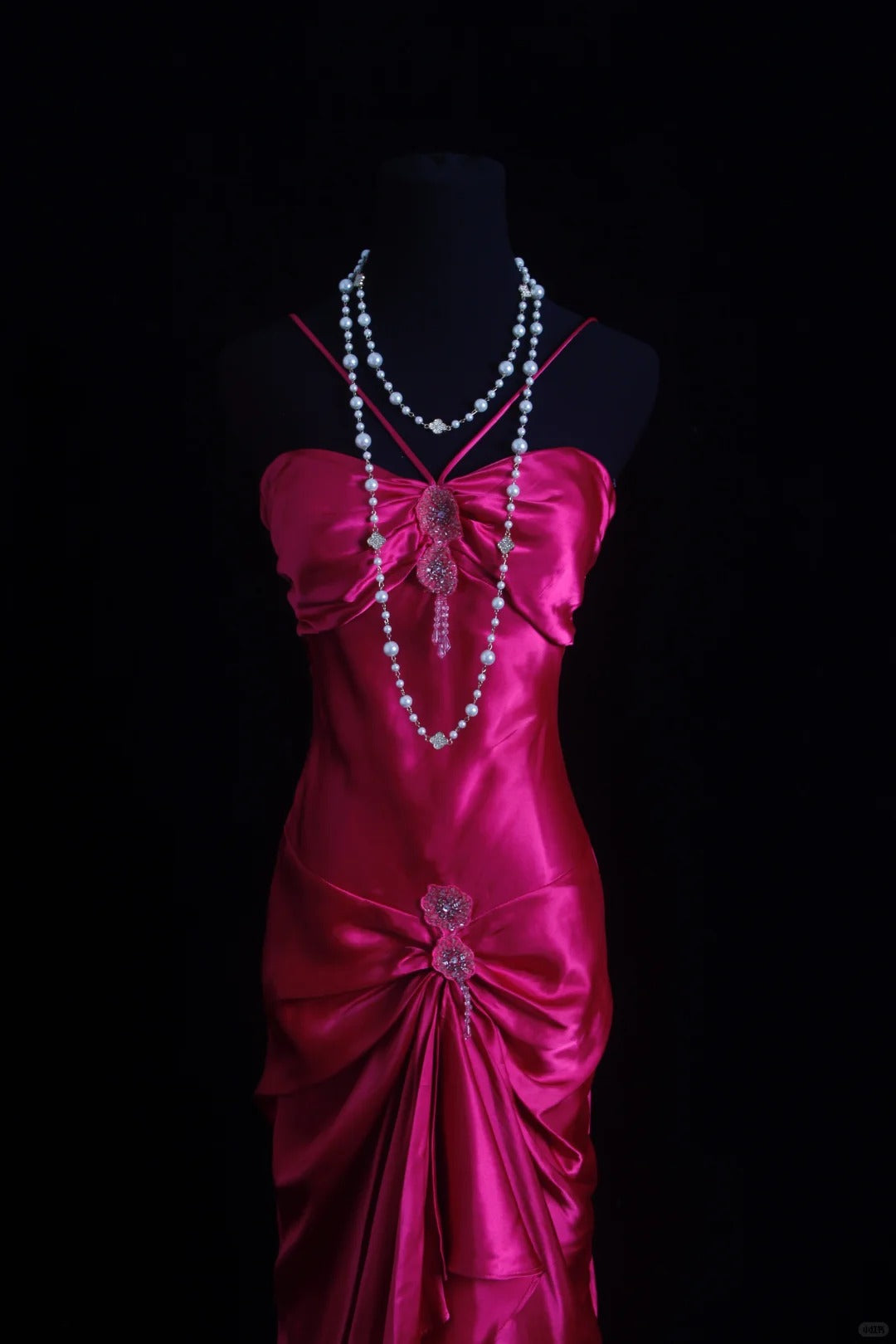 Vintage Abschlussballkleider 1950er Jahre Vokuhila Neckholder Fuchsia mit Perlen ärmellose Abendgarderobe Formelle Outfits RB4329