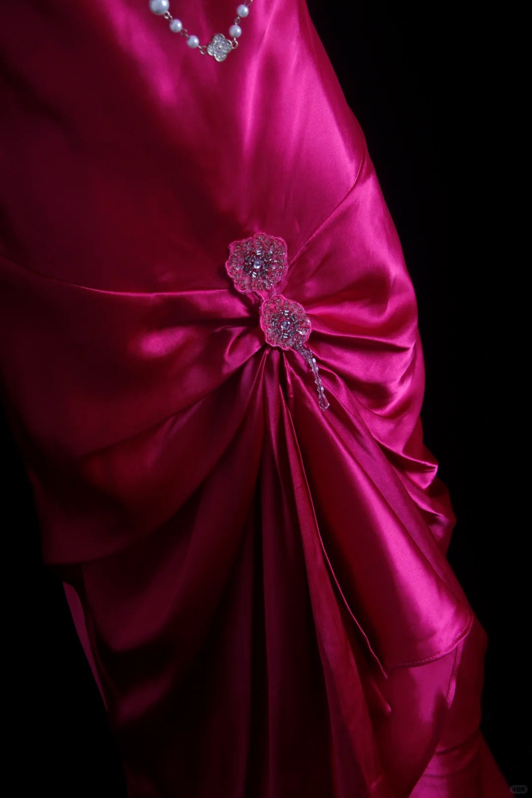 Vintage Abschlussballkleider 1950er Jahre Vokuhila Neckholder Fuchsia mit Perlen ärmellose Abendgarderobe Formelle Outfits RB4329